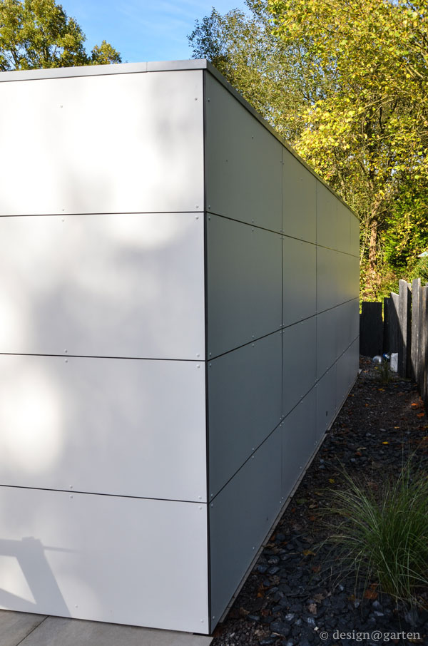 Pure lifestyle: the modern fitness room surrounded by greenery